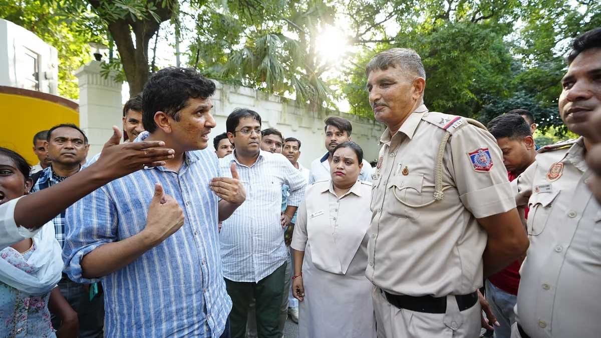 दिल्ली में बस मार्शल की बहाली पर आमने-सामने आई भाजपा और आप